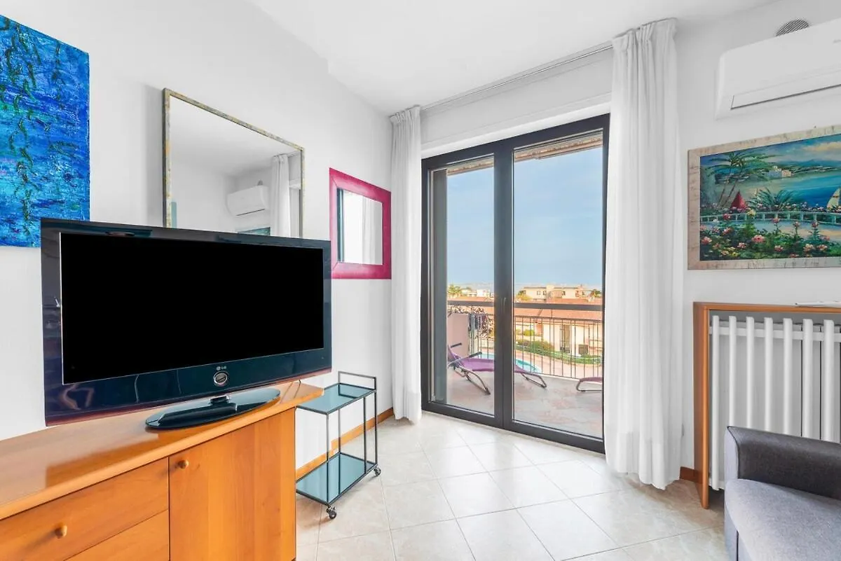Vista Lago E Piscina - Apt Di Design A Desenzano 代森扎诺-德尔加达 0*,  意大利